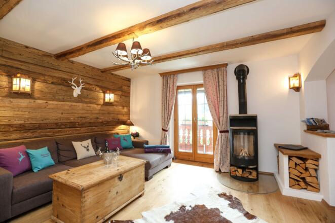 Rustikales mit Altholz ausgebautes Wohnzimmer