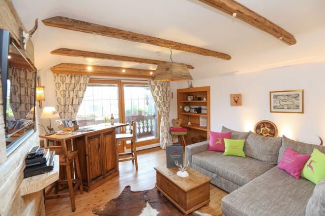 Wohnzimmer mit kleiner Bar und Barhockern