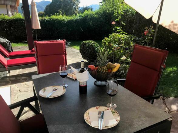 Terrasse mit Esstisch