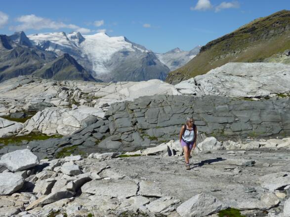 Unterschiedliche Gesteinsfarben machen den Anstieg auch geologisch interessant
