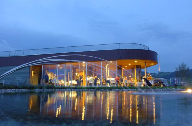gc-oswald-clubhaus-bei-nacht