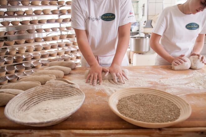 Backen in der Bio-Bäckerei Stöcher