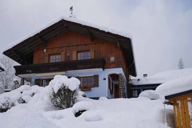 Eingeschneites Vogelhaus