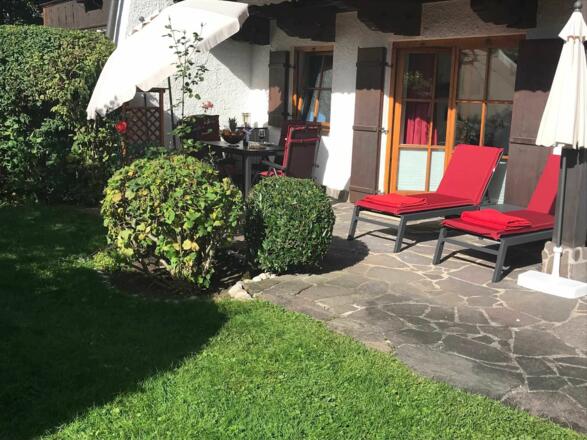 Terrasse mit Esstisch und Liegen