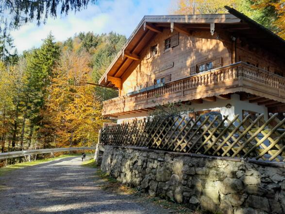 Die Kirchsteinhütte lädt zur Einkehr und Übernachtung ein.