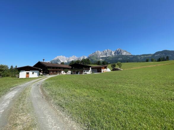 Die Route führt entlang von Wiesen und vorbei an alten Bauernhöfen.