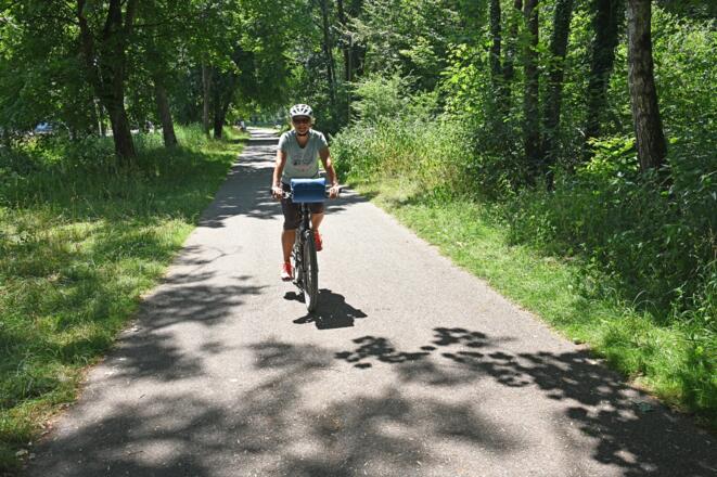 Radlerin in der Roggensteinerallee in Eichenau