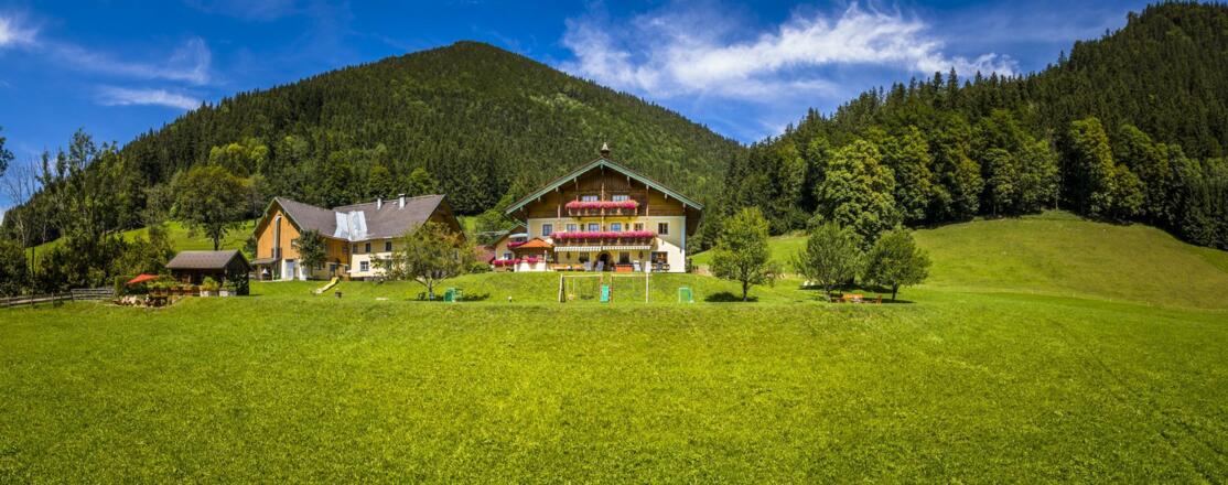 20190809_AmFerienbauernhofAussen_246-Pano_klein