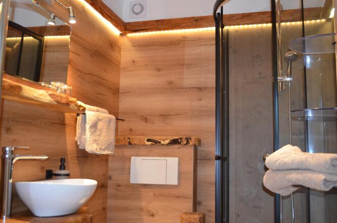Holz trifft Glas Badezimmer