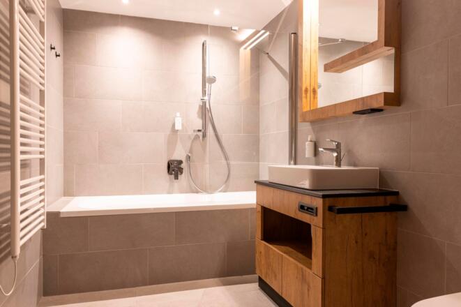 Badezimmer Deluxe Apartment mit Balkon