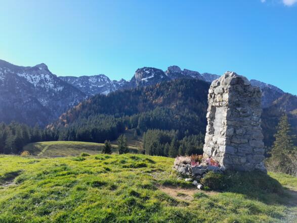 Gipfelausblick vom Längenberg mit Achselköpfen und Probstenwand