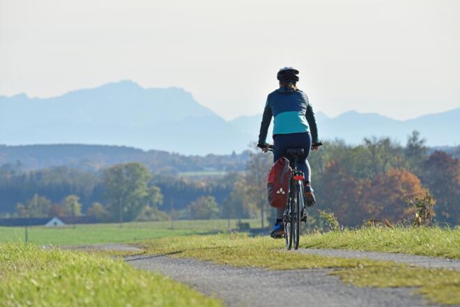 Radlerin mit Alpenpanorama