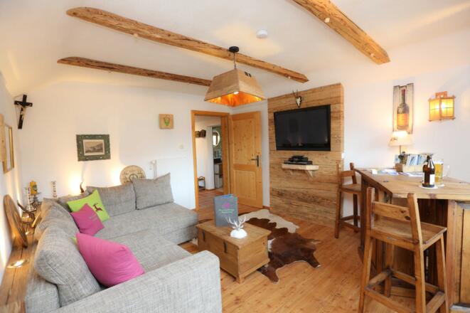 gemütliches Wohnzimmer mit Altholzverkleidungen