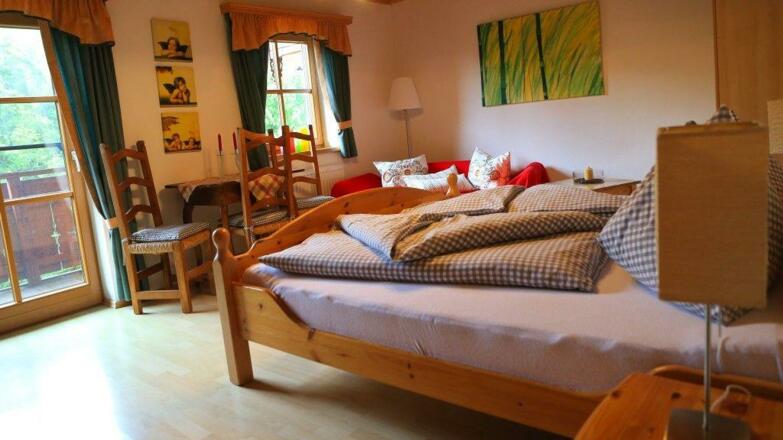 Zimmer mit Seeblick im Sommer