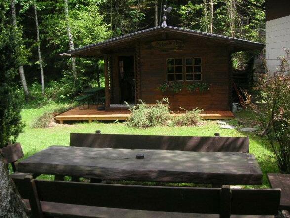 Hütte und Sitzgruppe im Garten