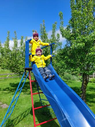 Kinderrutsche im Garten