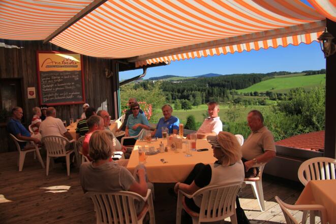 Geniesen Sie den Ausblick von unserer großen Sonnenterrasse