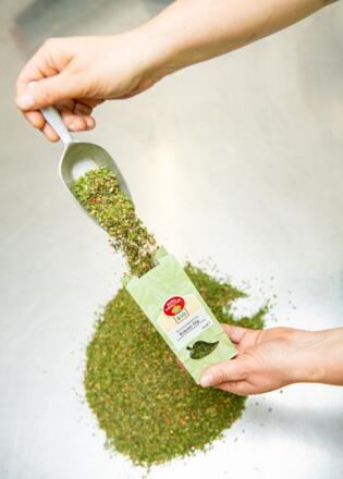 Produktabfüllung Bergkräutergenossenschaft