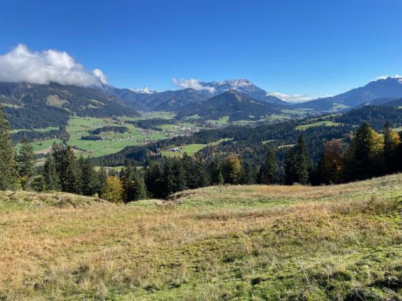 Schöner Blick hinüber ins Pillerseetal. Gut zu erkennen ist auch die Buchensteinwand mit mit ihrem großen Kreuz.