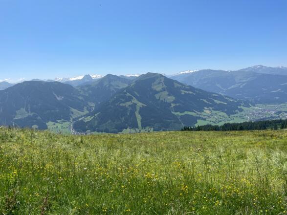 Neben den Hohen Tauern im Hintergrund, blickt man bereits hinunter ins Brixental.