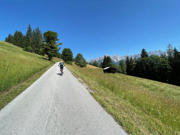 Mit herrlichen Ausblicken geht es über die Asphaltstraße hinauf zum Hartkaser.