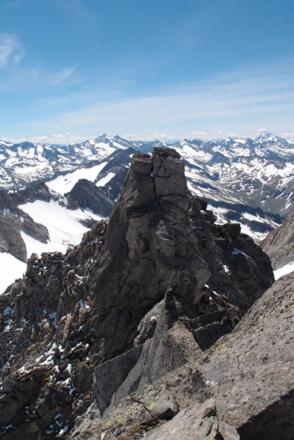Der abweisende Übergang zum angeblich 15 m höheren Hauptgipfel