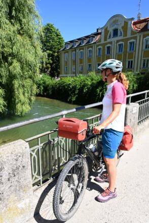 Radlerin auf der Amperbrücke in Fürstenfeldbruck
