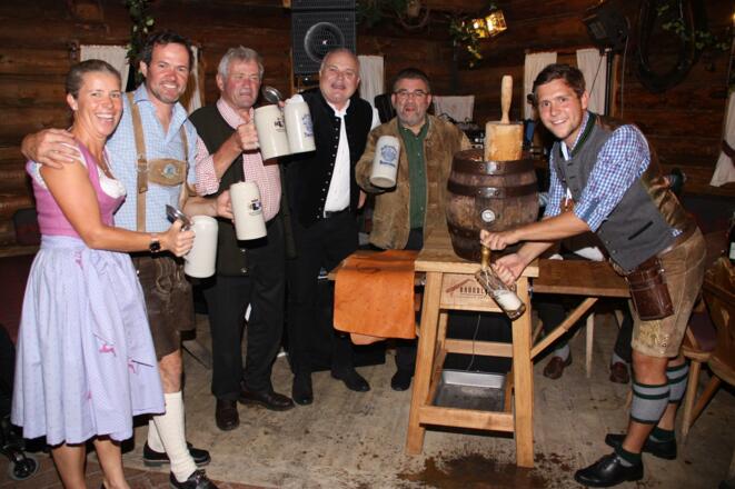 Bieranstich Familie Viehhauser mit Bürgermeister