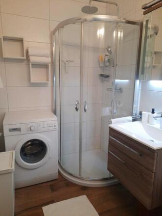 Badezimmer Dusche WC Waschmaschine