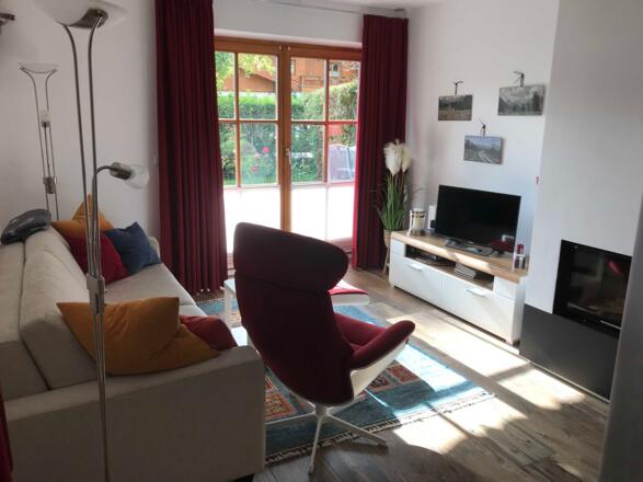 Wohnzimmer mit Blick auf Kamin