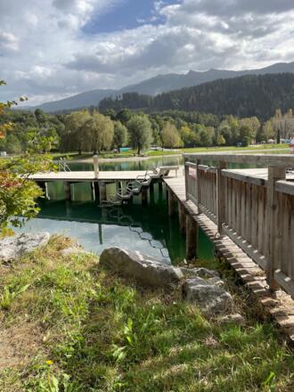 Blick seitlich, Steg mit Treppenzugang zum Wasser