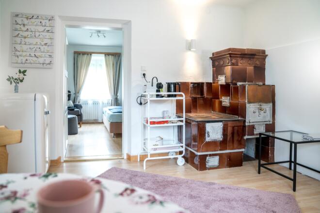 Wohnzimmer mit Kachelofen