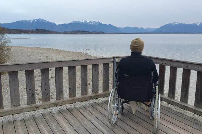 Traumhafter Ausblick in die Berge von der Naturbeobachtungsplattform