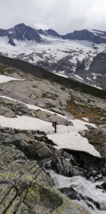 Im Talabstieg unterhalb der Hütte; ein letzter Blick zurück zum erklommenen Gipfel