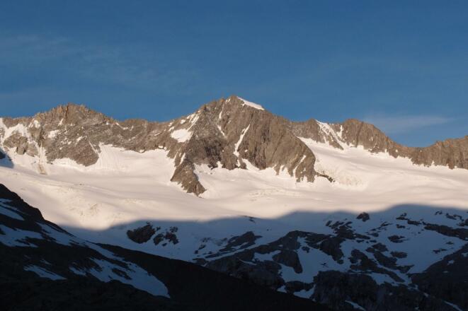 Ziel von der Hüttenterrasse vor Augen: Wildgerlosspitze mit Eisraute und Nordgrat (rechts)