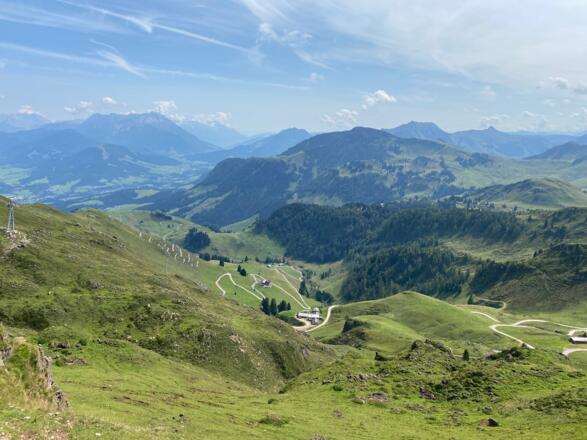 Ebenso schweift der Blick hinunter ins Raintal, wo unsere Route herauf geführt hat.