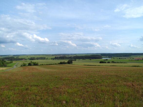 Blick vom Weg zurück nach Schwickershausen auf Stausee und Umgebung