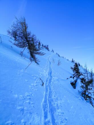 Je nach Schneelage muss der Gipfel unterhalb traversiert werden. Schwindelfreiheit sollte vorhanden sein sowie eine sichere Lawinenlage.