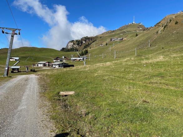 Bei der Talfahrt, schweift der Blick noch einmal zurück und zeigt uns hier auch eine intensive touristische Nutzung und verdrahtete Landschaft.