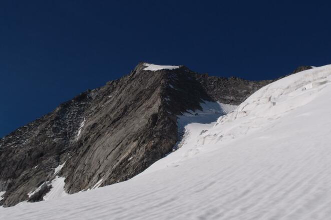 Bei der Umgehung des Gletscherbruchs, Nordgrat mit Eisraute in Frontalansicht