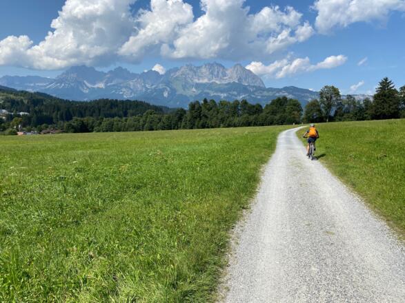 Der genussvolle Radweg zwischen Kitzbühel und St. Johann i. Tirol führt uns zurück zum Ausgangspunkt.