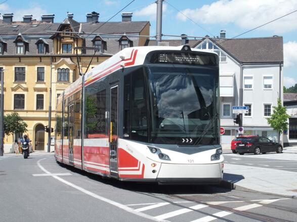 Traunseetram - Klosterplatz in Gmunden