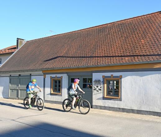 Radler vor der Alten Schmiede in Aich