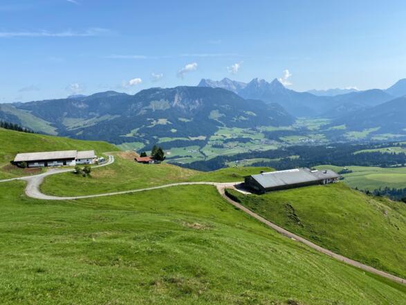 Blick über die Innere Reisenbergalm (links) hinüber nach St. Jakob i. Haus bzw. ins Pillerseetal.