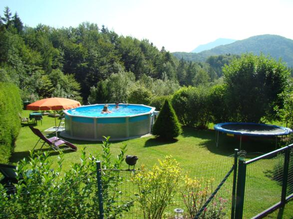 Garten mit Swimmingpool