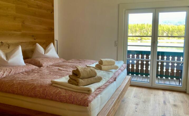 Schlafzimmer im 1. Stock mit Ausblick auf den Hallstättersee und Sarstein