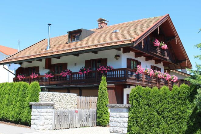 Außenansicht mit Einfahrt