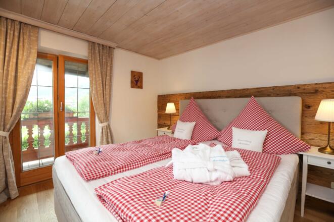 Schlafzimmer 1 mit bequemen Boxspringbett