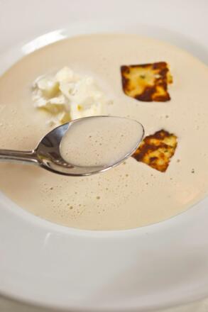 Heusuppe mit Wildkräuterschmarrn