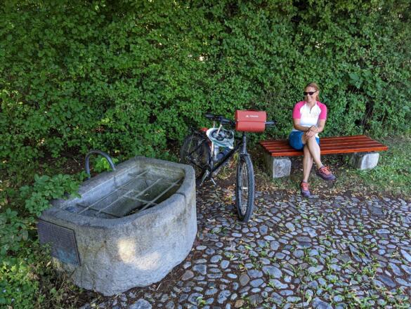 Pause am Täuferbrunnen in Hörbach